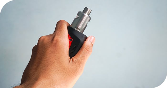 la gestuelle de la vape, une habitude qui rassure autant qu'elle retient 